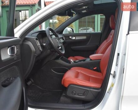 Белый Вольво XC40, объемом двигателя 1.97 л и пробегом 97 тыс. км за 27300 $, фото 2 на Automoto.ua