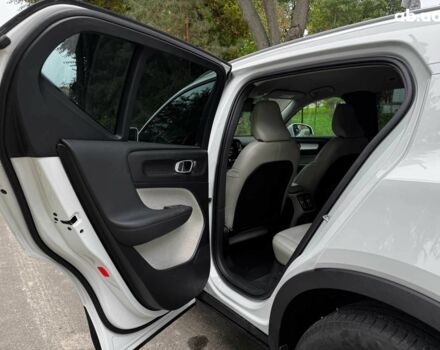 Белый Вольво XC40, объемом двигателя 2 л и пробегом 152 тыс. км за 26490 $, фото 25 на Automoto.ua