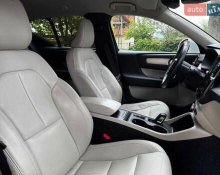 Белый Вольво XC40, объемом двигателя 2 л и пробегом 152 тыс. км за 26490 $, фото 30 на Automoto.ua