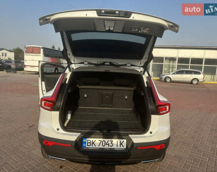 Белый Вольво XC40, объемом двигателя 1.97 л и пробегом 114 тыс. км за 25300 $, фото 26 на Automoto.ua