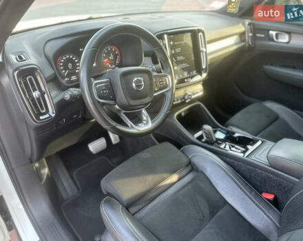 Белый Вольво XC40, объемом двигателя 1.97 л и пробегом 114 тыс. км за 25300 $, фото 18 на Automoto.ua