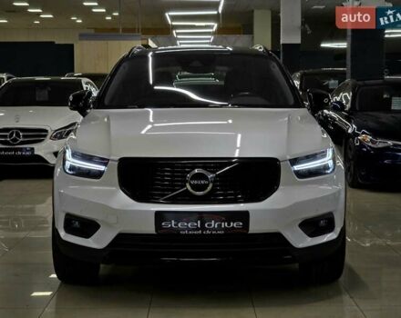 Белый Вольво XC40, объемом двигателя 1.97 л и пробегом 70 тыс. км за 20999 $, фото 2 на Automoto.ua