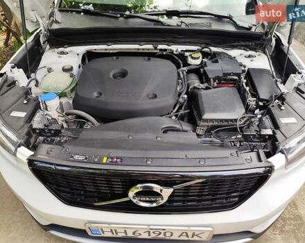 Белый Вольво XC40, объемом двигателя 1.97 л и пробегом 104 тыс. км за 24000 $, фото 4 на Automoto.ua