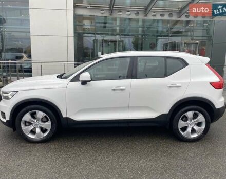 Белый Вольво XC40, объемом двигателя 1.97 л и пробегом 122 тыс. км за 28528 $, фото 2 на Automoto.ua