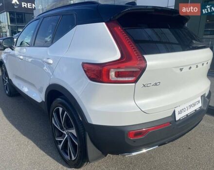 Белый Вольво XC40, объемом двигателя 1.97 л и пробегом 50 тыс. км за 35814 $, фото 3 на Automoto.ua