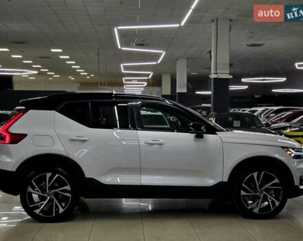 Белый Вольво XC40, объемом двигателя 1.97 л и пробегом 70 тыс. км за 20999 $, фото 3 на Automoto.ua