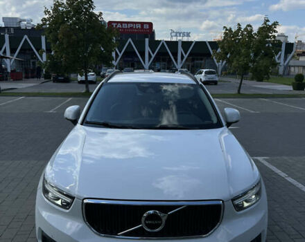 Белый Вольво XC40, объемом двигателя 1.97 л и пробегом 245 тыс. км за 27600 $, фото 2 на Automoto.ua