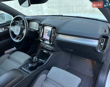 Белый Вольво XC40, объемом двигателя 1.97 л и пробегом 95 тыс. км за 27000 $, фото 28 на Automoto.ua