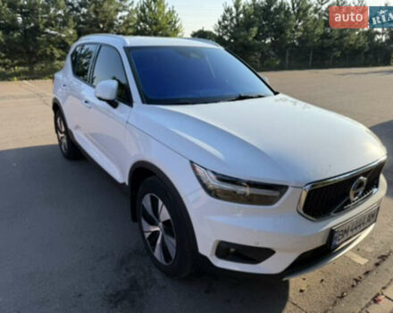 Белый Вольво XC40, объемом двигателя 1.97 л и пробегом 99 тыс. км за 34500 $, фото 2 на Automoto.ua