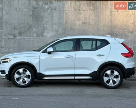 Белый Вольво XC40, объемом двигателя 1.97 л и пробегом 95 тыс. км за 27000 $, фото 3 на Automoto.ua