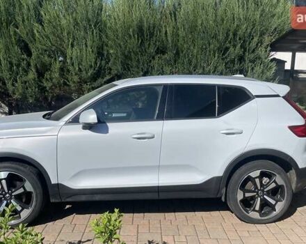 Белый Вольво XC40, объемом двигателя 1.97 л и пробегом 63 тыс. км за 29100 $, фото 2 на Automoto.ua