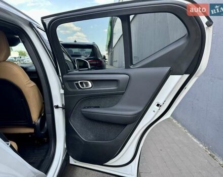 Білий Вольво XC40, об'ємом двигуна 1.97 л та пробігом 36 тис. км за 25999 $, фото 44 на Automoto.ua