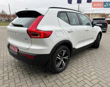 Белый Вольво XC40, объемом двигателя 1.97 л и пробегом 2 тыс. км за 42633 $, фото 2 на Automoto.ua