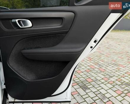 Белый Вольво XC40, объемом двигателя 2 л и пробегом 3 тыс. км за 38799 $, фото 74 на Automoto.ua