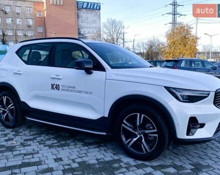 Білий Вольво XC40, об'ємом двигуна 1.97 л та пробігом 1 тис. км за 45788 $, фото 6 на Automoto.ua