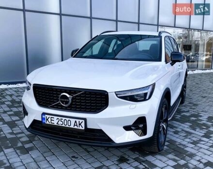 Білий Вольво XC40, об'ємом двигуна 1.97 л та пробігом 1 тис. км за 45788 $, фото 2 на Automoto.ua