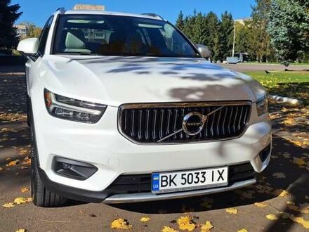 Вольво XC40 2018 в Ровно на Automoto.ua Белый Вольво XC40, объемом двигателя 1.97 л и пробегом 132 тыс. км за 23500 $, фото 1 на Automoto.ua