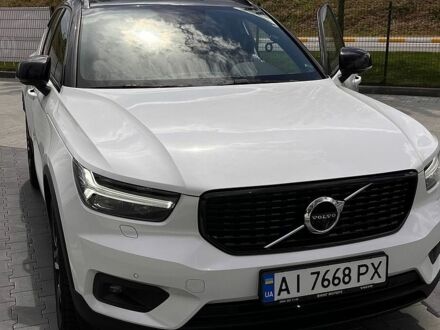 Білий Вольво XC40, об'ємом двигуна 1.97 л та пробігом 88 тис. км за 28500 $, фото 1 на Automoto.ua