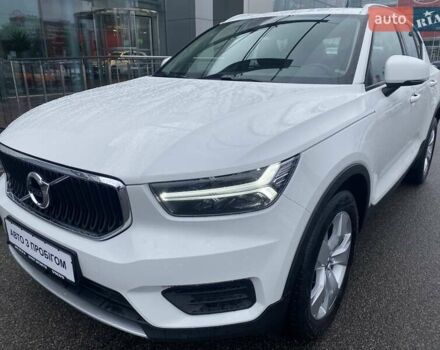 Белый Вольво XC40, объемом двигателя 1.97 л и пробегом 122 тыс. км за 28528 $, фото 1 на Automoto.ua