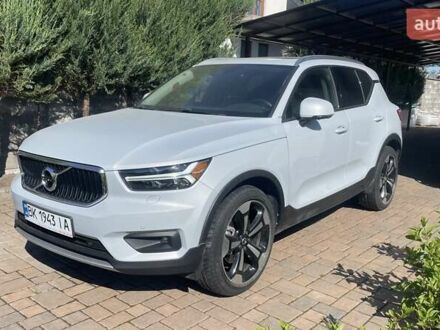 Вольво XC40 2020 в Ровно на Automoto.ua Белый Вольво XC40, объемом двигателя 1.97 л и пробегом 63 тыс. км за 30999 $, фото 1 на Automoto.ua