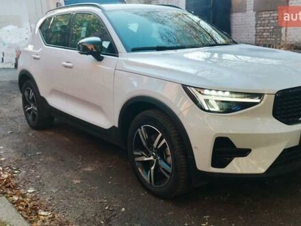 Вольво XC40 2023 в Киеве на Automoto.ua Белый Вольво XC40, объемом двигателя 1.97 л и пробегом 20 тыс. км за 37200 $, фото 1 на Automoto.ua