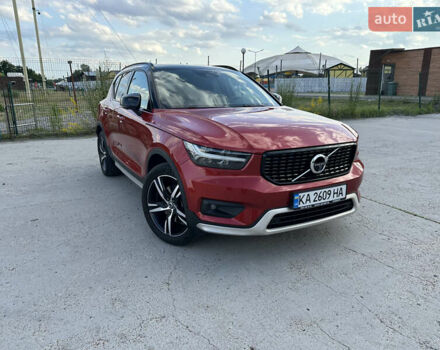Красный Вольво XC40, объемом двигателя 1.97 л и пробегом 51 тыс. км за 42700 $, фото 3 на Automoto.ua