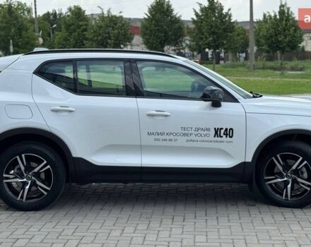 Вольво XC40, объемом двигателя 1.97 л и пробегом 0 тыс. км за 42614 $, фото 3 на Automoto.ua