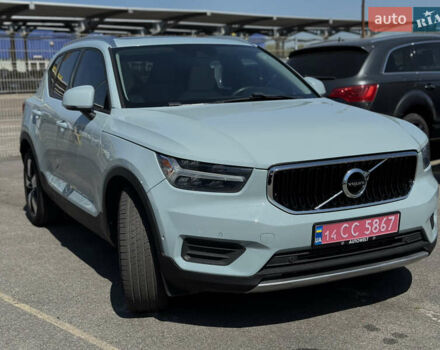 Сірий Вольво XC40, об'ємом двигуна 2 л та пробігом 107 тис. км за 21900 $, фото 2 на Automoto.ua