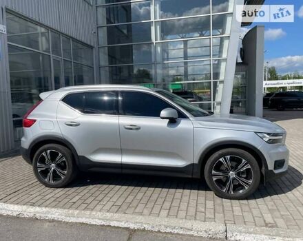 Сірий Вольво XC40, об'ємом двигуна 1.97 л та пробігом 53 тис. км за 30900 $, фото 4 на Automoto.ua