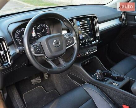 Сірий Вольво XC40, об'ємом двигуна 1.97 л та пробігом 101 тис. км за 24100 $, фото 26 на Automoto.ua