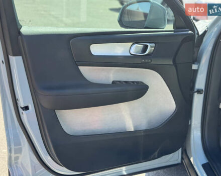 Сірий Вольво XC40, об'ємом двигуна 2 л та пробігом 107 тис. км за 21900 $, фото 11 на Automoto.ua