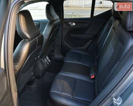Сірий Вольво XC40, об'ємом двигуна 1.97 л та пробігом 101 тис. км за 24100 $, фото 25 на Automoto.ua