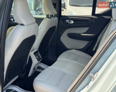 Сірий Вольво XC40, об'ємом двигуна 2 л та пробігом 107 тис. км за 21900 $, фото 20 на Automoto.ua