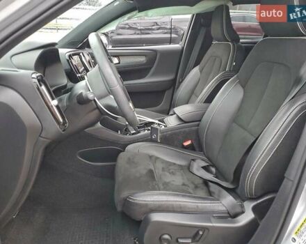 Сірий Вольво XC40, об'ємом двигуна 2 л та пробігом 65 тис. км за 7000 $, фото 6 на Automoto.ua
