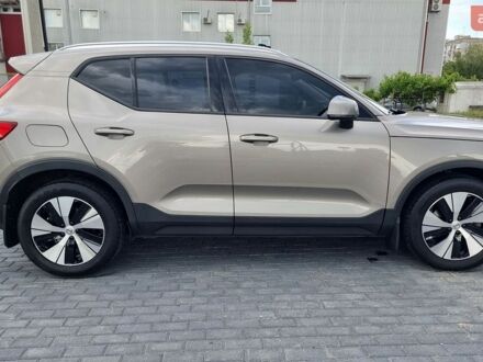 Сірий Вольво XC40, об'ємом двигуна 1.97 л та пробігом 185 тис. км за 24800 $, фото 1 на Automoto.ua