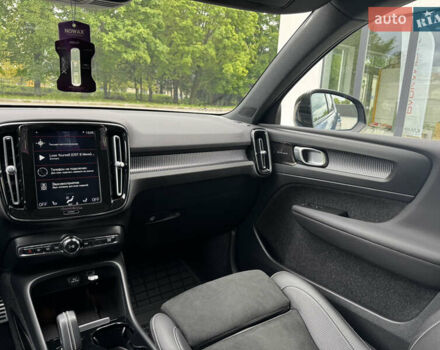 Синий Вольво XC40, объемом двигателя 1.97 л и пробегом 98 тыс. км за 25999 $, фото 45 на Automoto.ua