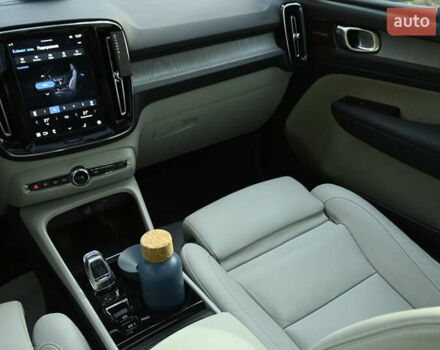 Синий Вольво XC40, объемом двигателя 1.97 л и пробегом 10 тыс. км за 45400 $, фото 66 на Automoto.ua