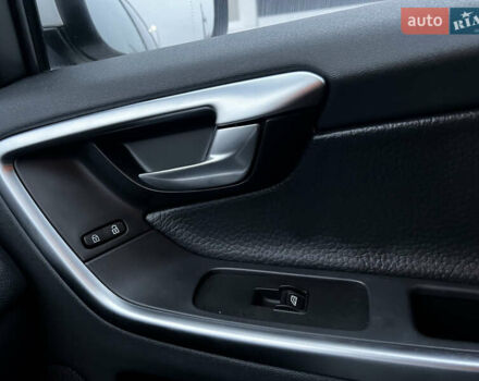 Белый Вольво ХС60, объемом двигателя 2.4 л и пробегом 296 тыс. км за 10500 $, фото 7 на Automoto.ua