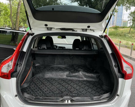 Белый Вольво ХС60, объемом двигателя 2.5 л и пробегом 220 тыс. км за 13900 $, фото 7 на Automoto.ua