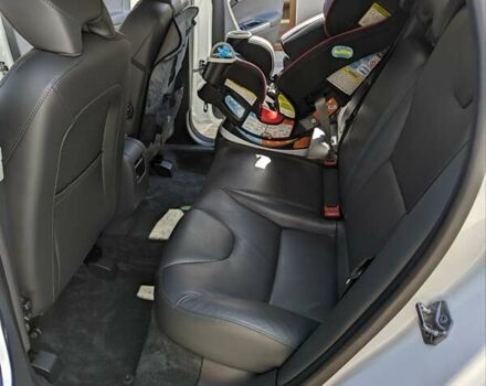 Белый Вольво ХС60, объемом двигателя 2.4 л и пробегом 226 тыс. км за 22000 $, фото 3 на Automoto.ua