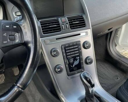 Белый Вольво ХС60, объемом двигателя 2 л и пробегом 300 тыс. км за 25500 $, фото 3 на Automoto.ua