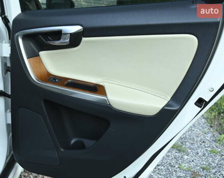 Белый Вольво ХС60, объемом двигателя 1.97 л и пробегом 139 тыс. км за 18600 $, фото 36 на Automoto.ua