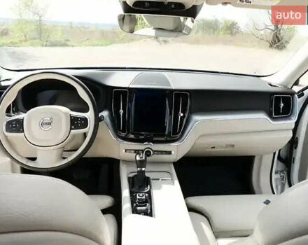 Белый Вольво ХС60, объемом двигателя 1.97 л и пробегом 98 тыс. км за 32900 $, фото 2 на Automoto.ua