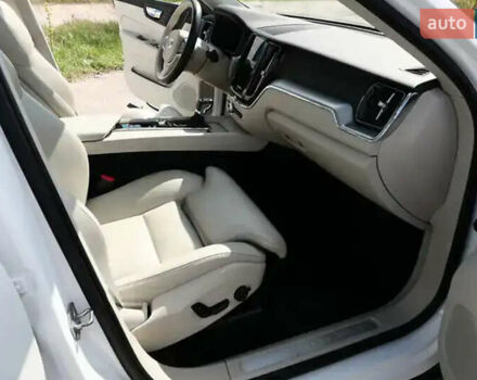 Белый Вольво ХС60, объемом двигателя 1.97 л и пробегом 98 тыс. км за 32900 $, фото 3 на Automoto.ua