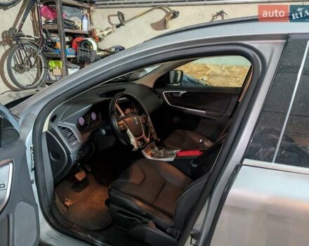 Серый Вольво ХС60, объемом двигателя 2.4 л и пробегом 230 тыс. км за 11000 $, фото 1 на Automoto.ua