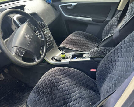 Серый Вольво ХС60, объемом двигателя 2.4 л и пробегом 329 тыс. км за 9800 $, фото 7 на Automoto.ua