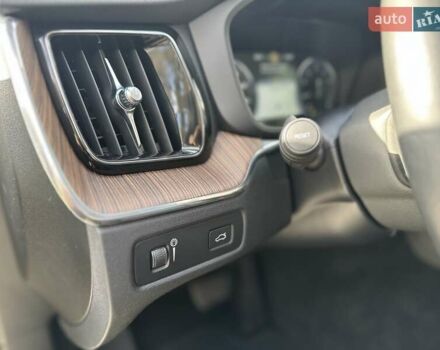 Вольво ХС60 2021 в Луцке на Automoto.ua Серый Вольво ХС60, объемом двигателя 2 л и пробегом 63 тыс. км за 28000 $, фото 14 на Automoto.ua