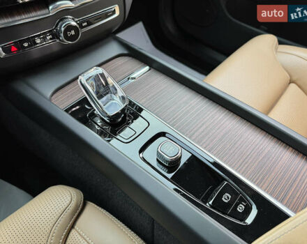 Вольво ХС60 2022 в Киеве на Automoto.ua Серый Вольво ХС60, объемом двигателя 2 л и пробегом 34 тыс. км за 49000 $, фото 42 на Automoto.ua