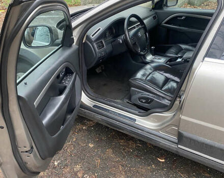 Серый Вольво ХС70, объемом двигателя 2.4 л и пробегом 356 тыс. км за 9500 $, фото 2 на Automoto.ua