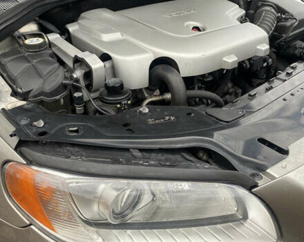 Серый Вольво ХС70, объемом двигателя 2.4 л и пробегом 356 тыс. км за 9500 $, фото 7 на Automoto.ua